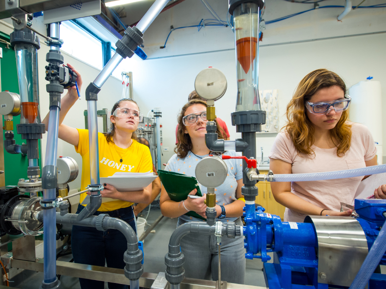 Students conduct an laboratory experiment.